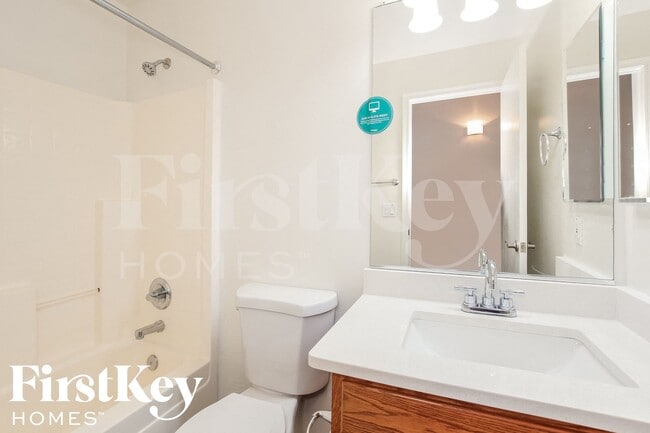 Building Photo - 2324 E Paradise Dr