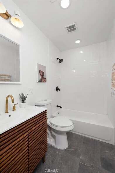 Building Photo - 3518 S Burnside Ave