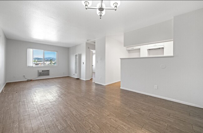 Building Photo - 646 N. Juanita Ave