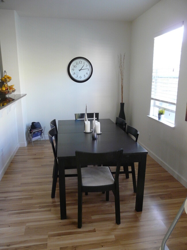 Building Photo - Gorgeous 3 bedroom 2.5 Bath with Bonus Room in Communication Hill