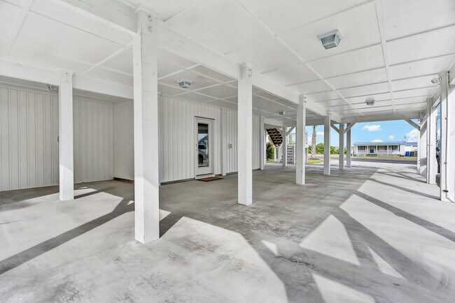 Building Photo - 822 S Topsail Dr