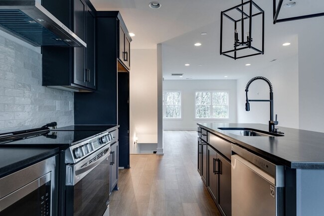 Building Photo - Welcome to Your Stylish Haven in Vibrant East Nashville!