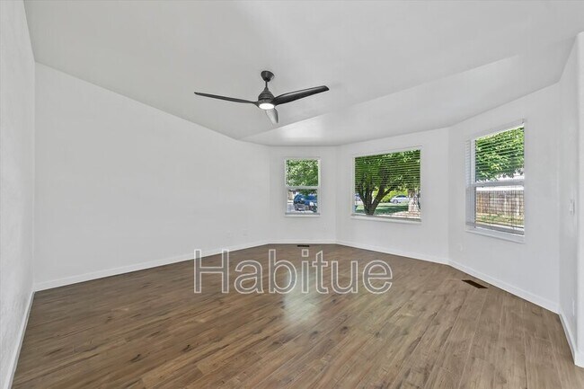 Building Photo - 2041 E Oakridge Ct