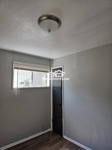 Building Photo - 10321 Earl Dr