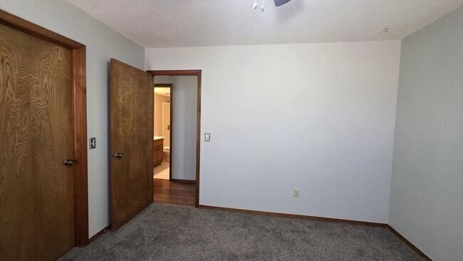 Building Photo - Wonderful 2 Bedroom Duplex In Bethany Ok.  $1250 Per Month!