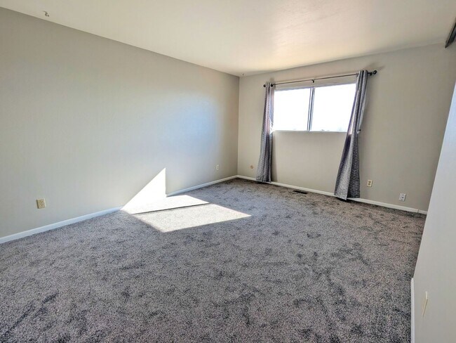 Building Photo - 5 Bedroom Three Bath, Great Location