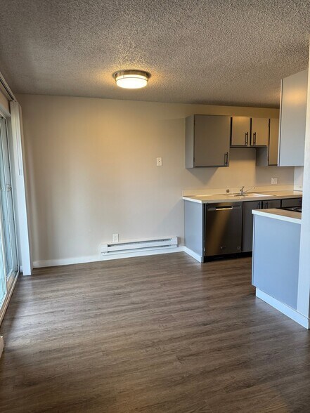 Building Photo - 308 Summit Ave N