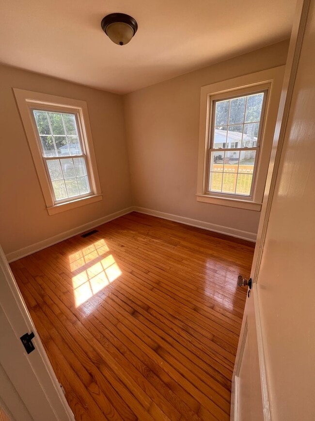 Building Photo - 4 Bedroom || 1.5 Bathroom Home in Altavista