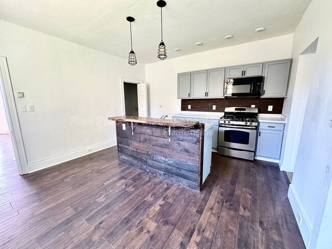 Building Photo - 1379 Paulson Ave