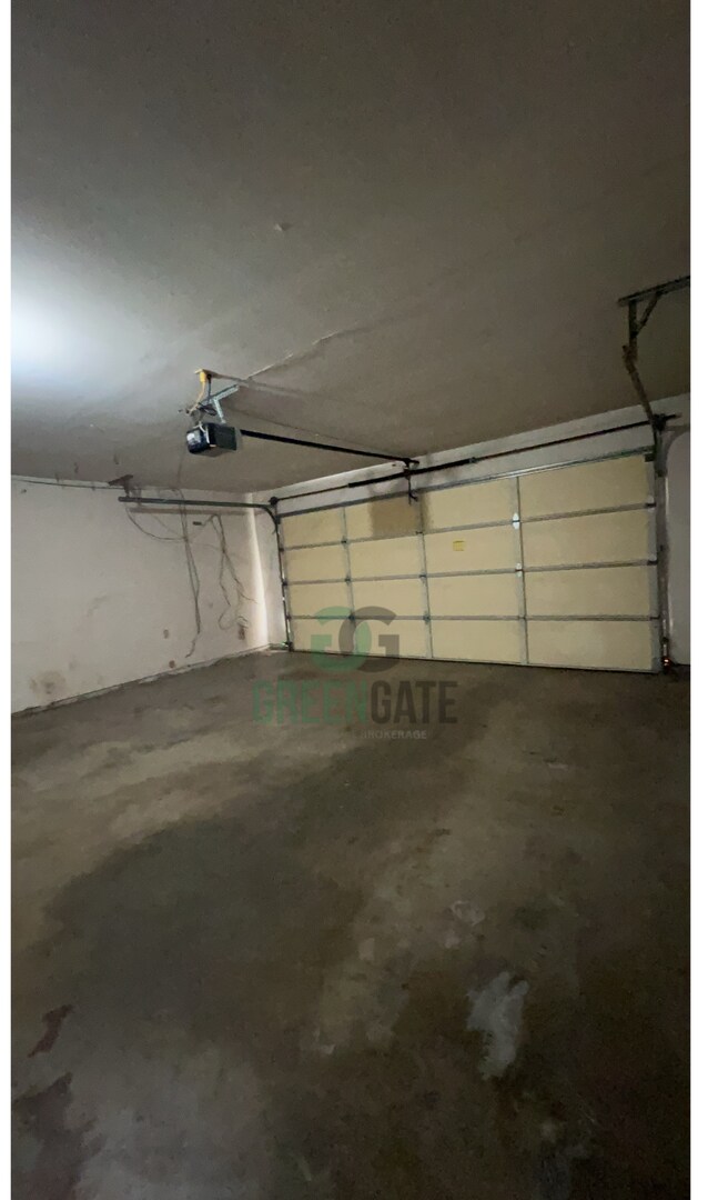 Building Photo - 2201 Meadow Glen Dr