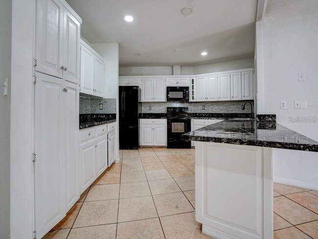 Building Photo - 5 N Lakeview Dr