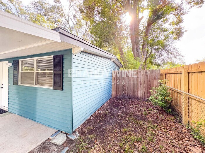 Building Photo - 2145 Bourget Dr