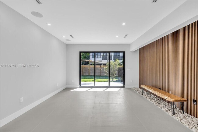 Building Photo - 808-810 SW 9th St