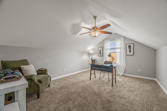 Building Photo - Stunning 4 bedroom with two bonus spaces, ...