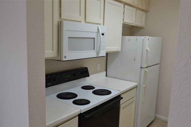 Building Photo - 6111 Beverly Hill St