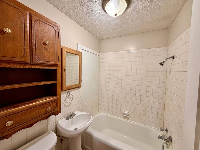 Building Photo - 1325 W 24TH St S