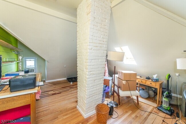 Building Photo - 69 Forest St
