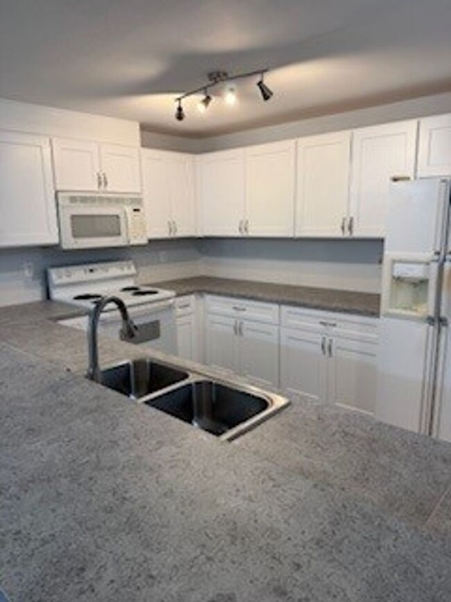 Building Photo - 2 bedroom 2 bath First Floor Condo w/1 Car...