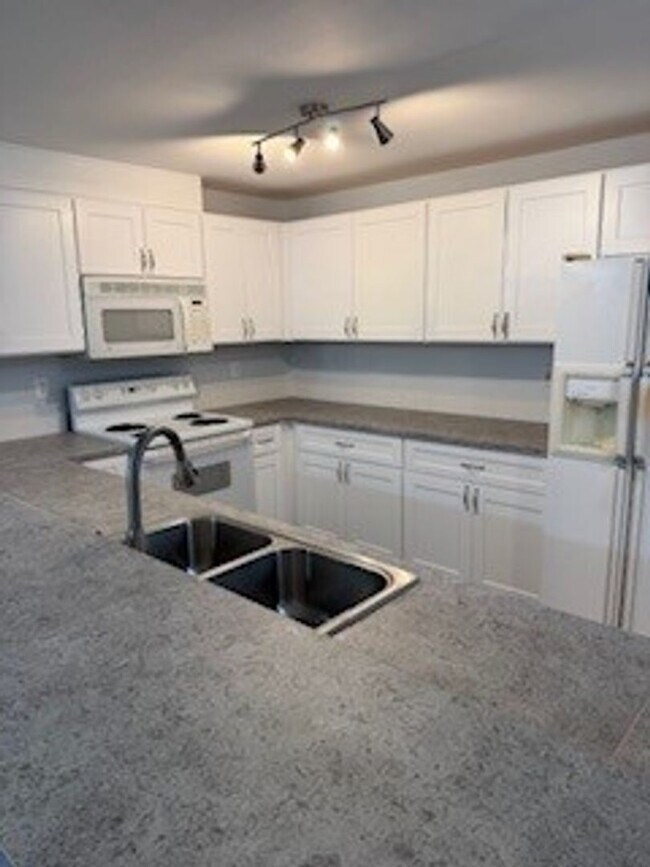 Building Photo - 2 bedroom 2 bath First Floor Condo w/attac...