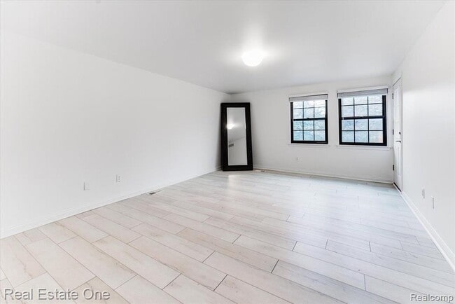 Building Photo - 1631 S Hill Blvd