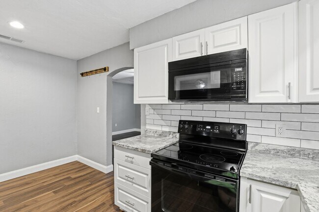 Building Photo - Beautiful, renovated 3 bedroom 1 bath home