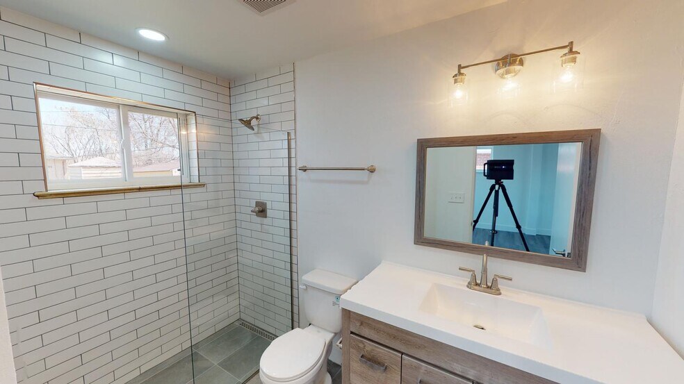 Building Photo - Renovated Park Hill brick home with large ...