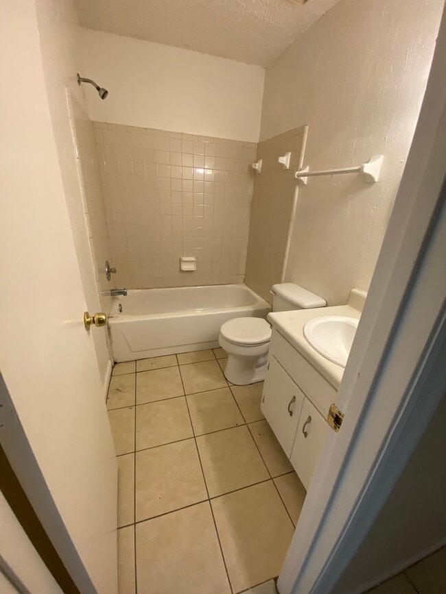 Building Photo - Spacious 2 Bedroom 1 Bathroom Townhome. Am...
