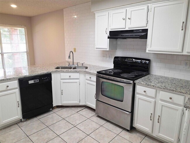 Building Photo - First month free in Lewisville