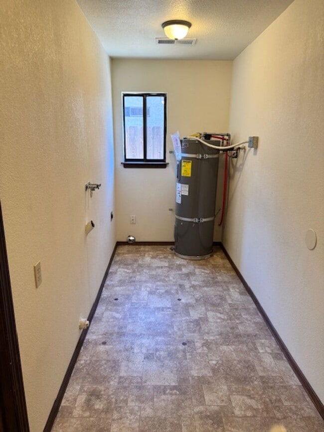 Building Photo - Home with bonus room and 2 car garage