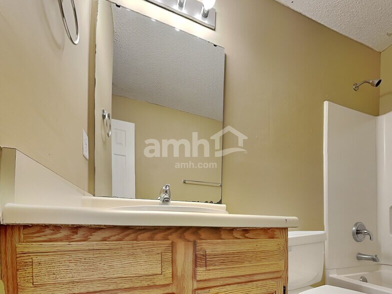 Building Photo - 704 Pepperstone Ct