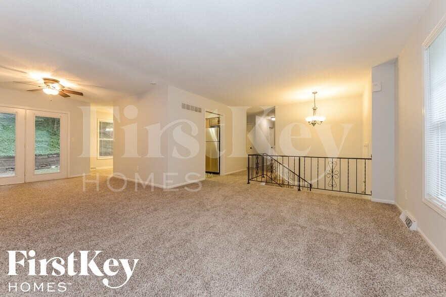 Building Photo - 5905 NW Whispering Oaks Ln