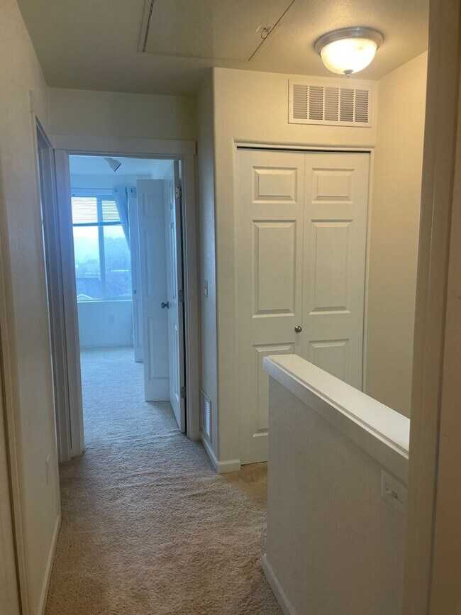 Building Photo - Beautiful Murray Hills Condo Townhome Now ...