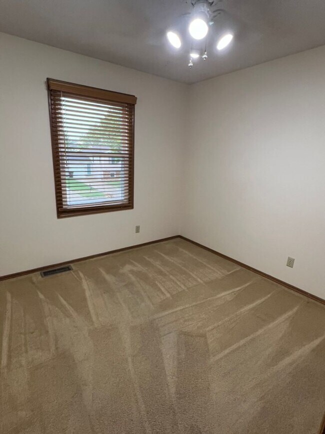 Building Photo - Large 3 Bed 2 Bath Home!