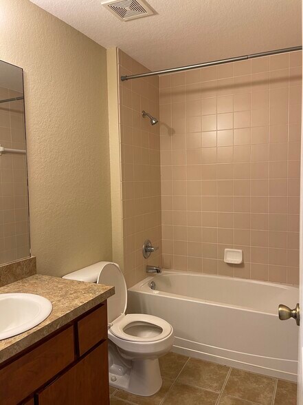 Building Photo - 14 Poplar Ct