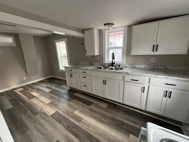 Building Photo - 31 Crockett St