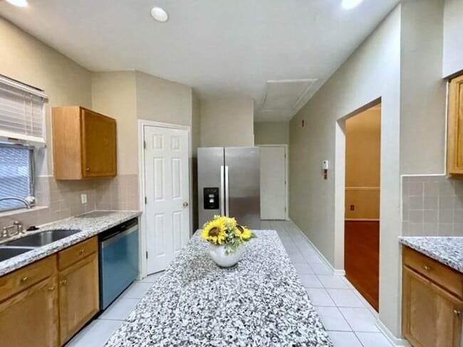Building Photo - 834 Featherbrook Ct