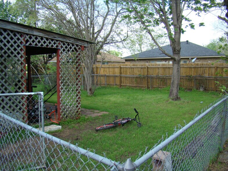 Building Photo - 707 Llano Place