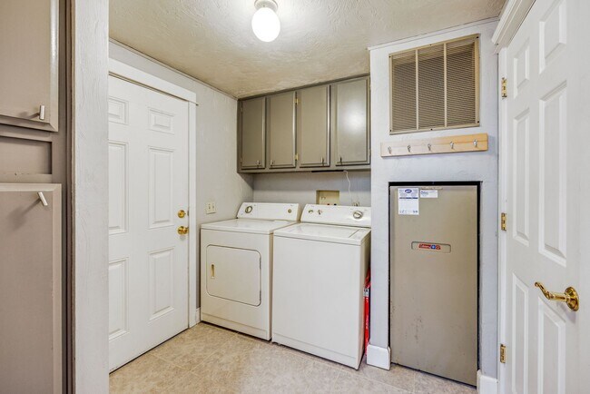 Building Photo - 4+ Bedroom Home - Surrounded by Nature, ne...