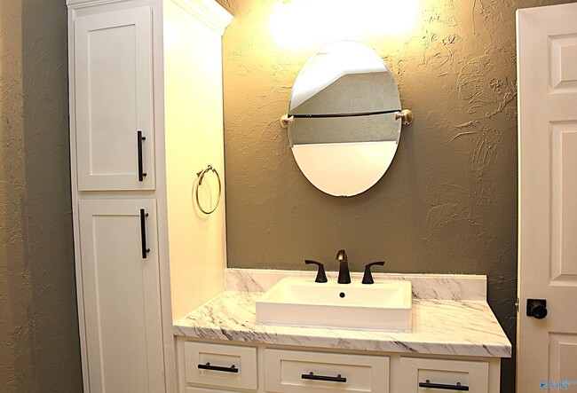 Building Photo - 101 Cresent Circle