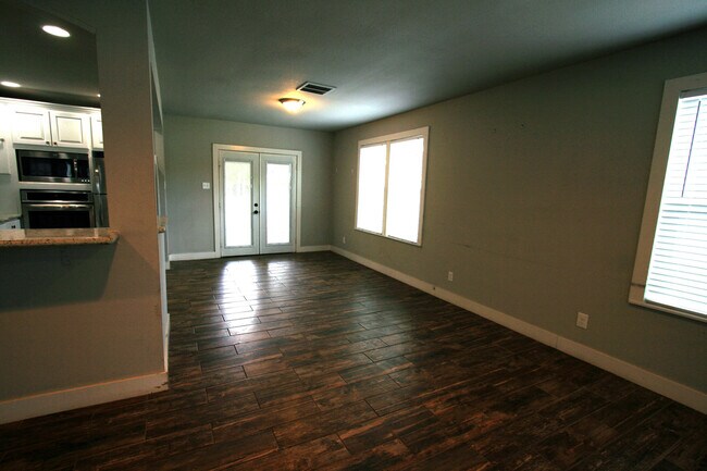 Building Photo - Awesome Home w/ 1/1 Studio Flex Space Just Half Block from Thomas Park!
