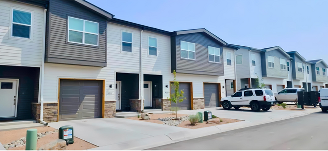 Building Photo - Bright 3br Townhome (New Build)
