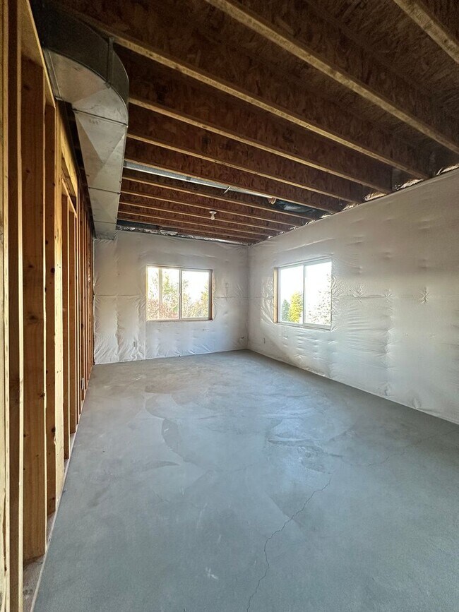 Building Photo - Stunning 4 Bedroom Briarwood Home with City View