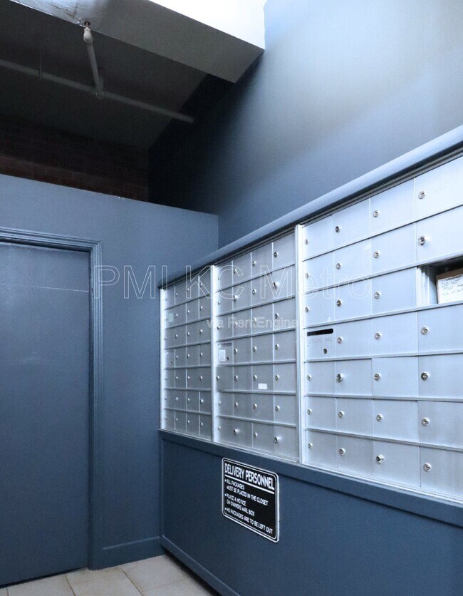 Building Photo - 200 Main St