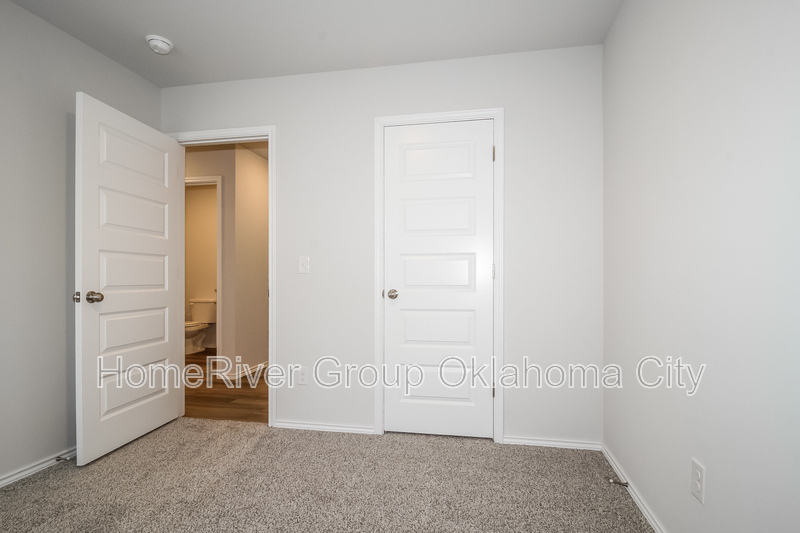 Building Photo - 3131 Valley Dr