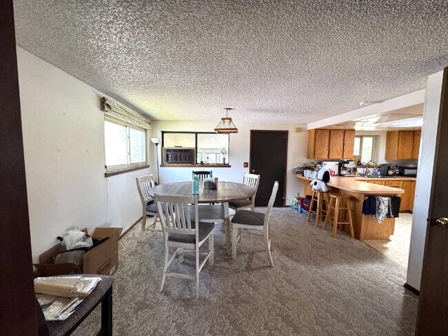 Building Photo - Spacious 3 bedroom, 2 bathroom home in Lander