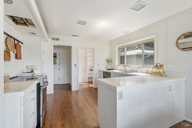 Building Photo - 765 Tiburon Blvd
