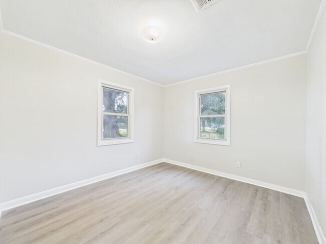 Building Photo - 2 bed 2 bath home Available NOW!