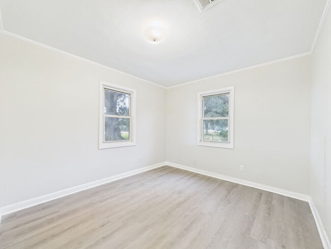 Building Photo - COMING SOON! 2 bed 2 bath home!