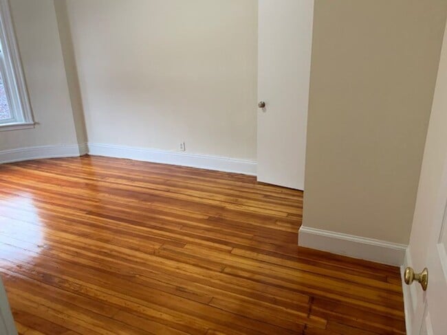 Building Photo - 3BR or 4BR near B/C trains, Wash Sq, heat ...