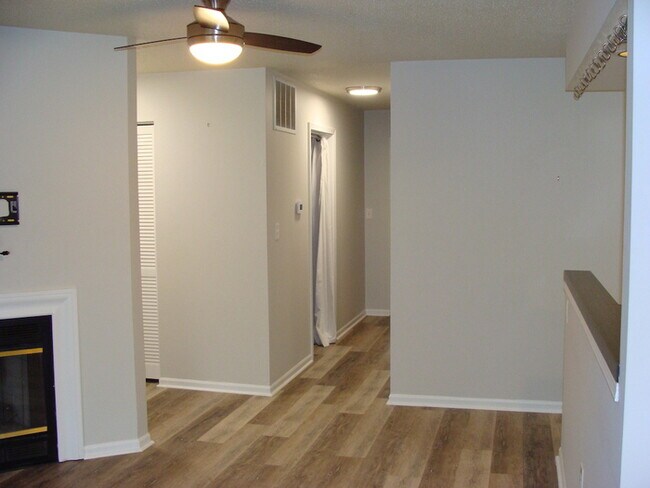 Building Photo - Two Bedroom Updated Windcrest Condo